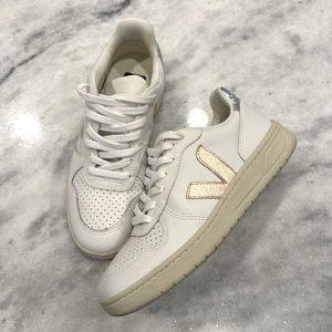Women’s Veja V12 Shoes. Women’s size US 7. White/Gold/Silver accents.